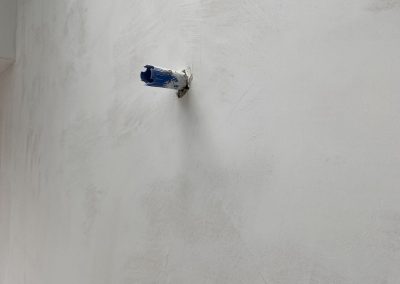 Doprowadzanie wody do zielonej ściany - zlicowane ze ścianą
